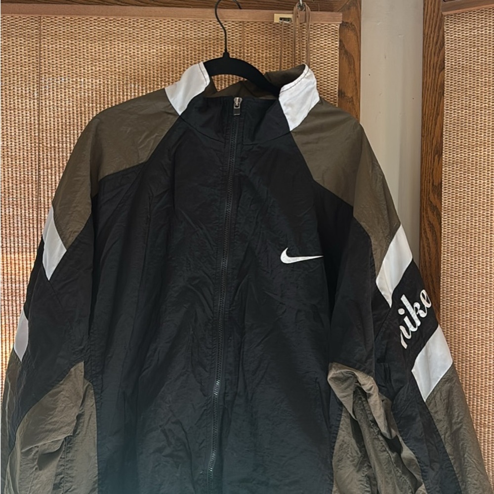 Vintage Nike Men's Black and mushroom Windbreaker